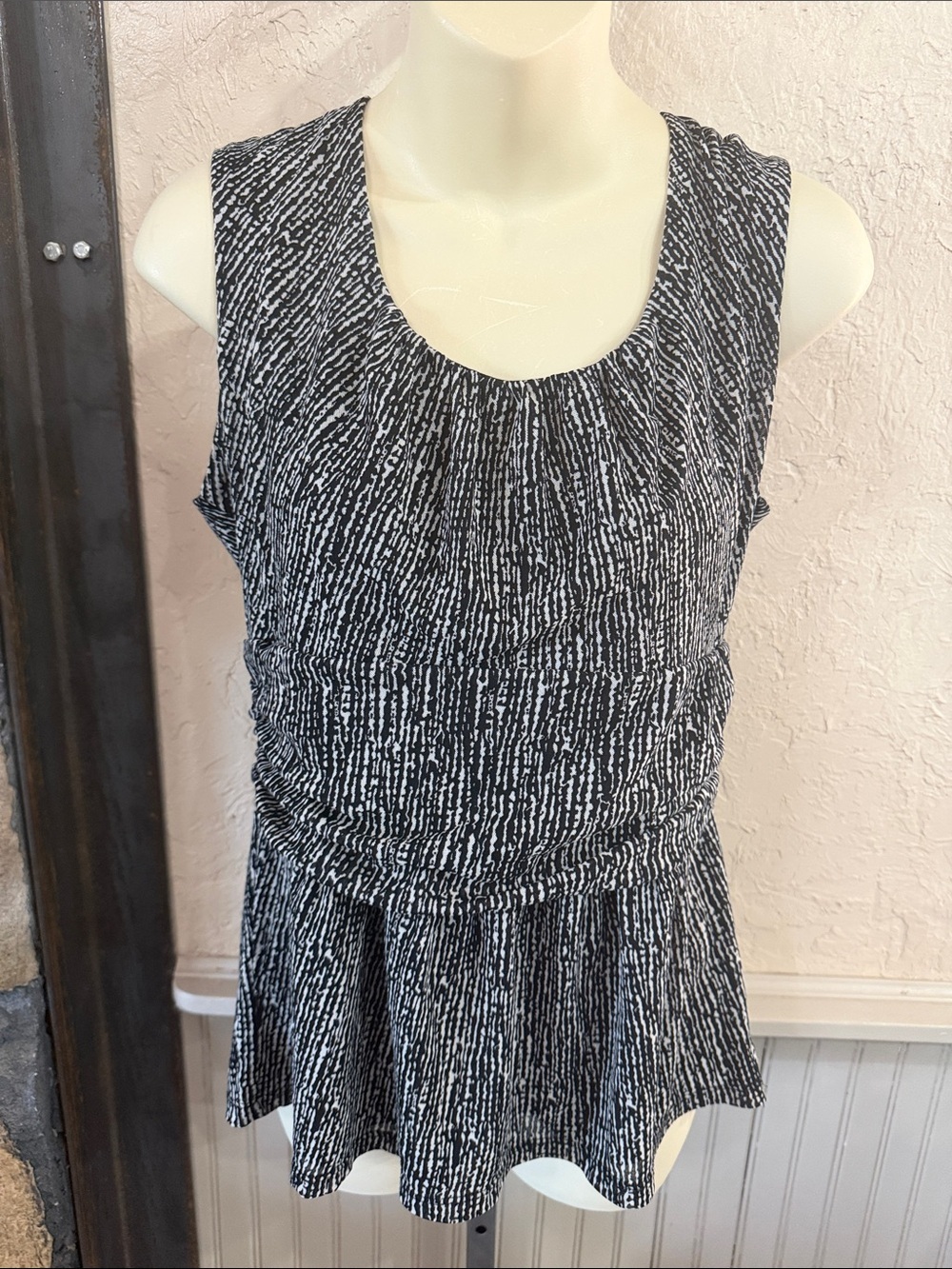 Kenneth Cole Reaction Black and White Textured Sleeveless Peplum Tank